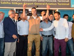 Robin van Persie bedankt de aanwezige supporters van Fenerbahçe na zijn aankomst op het vliegveld. (12-07-2015)