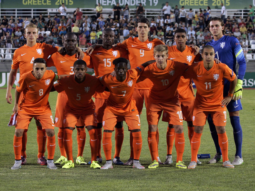 Het Nederlands elftal u19 is klaar voor het duel met Duitsland tijdens het EK u19 in Griekenland. (10-07-2015)