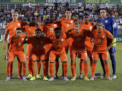 Het Nederlands elftal u19 is klaar voor het duel met Duitsland tijdens het EK u19 in Griekenland. (10-07-2015) 