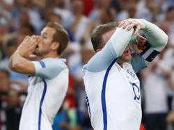 Wayne Rooney (r.) en Harry Kane (l.) balen na een gemiste kans van Engeland tijdens het EK-duel met Rusland. (11-06-2016)