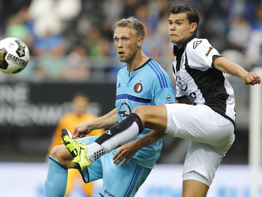 Justin Hoogma (r.) vecht een duel uit met Nicolai Jørgensen (l.) tijdens het competitieduel Heracles Almelo - Feyenoord (21-08-2016).