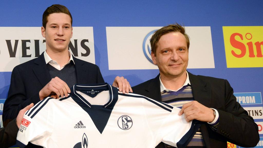 Julian Draxler und Horst Heldt im Mai 2013 beim FC Schalke 04