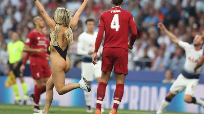 Eine Flitzerin (l.) machte im Champions-League-Finale auf sich aufmerksam