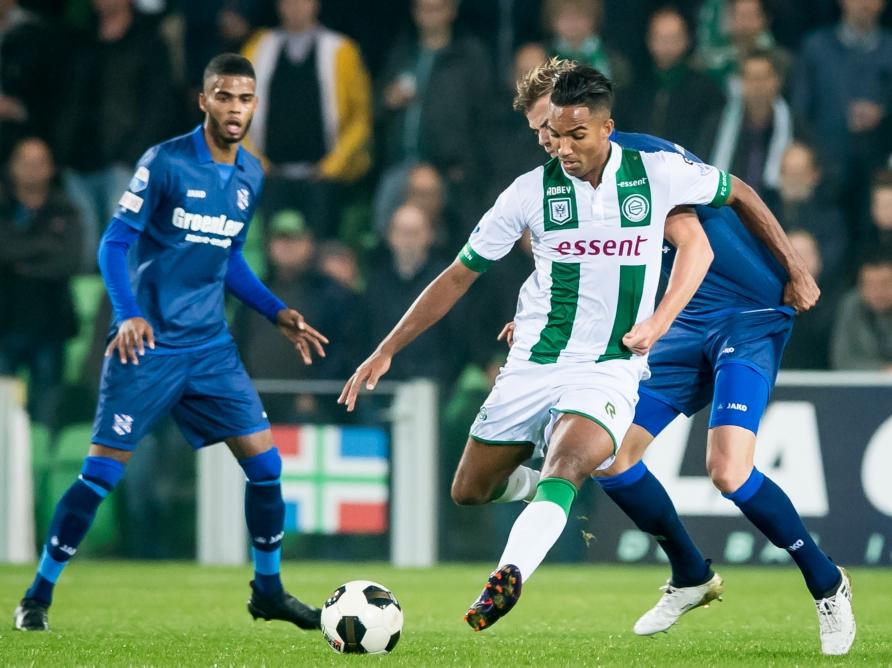 Danny Hoesen (m.) houdt sc Heerenveen-verdediger Joost van Aken (r.) van zich af. Jerry St. Juste (l.) kijkt toe. (15-10-2016)