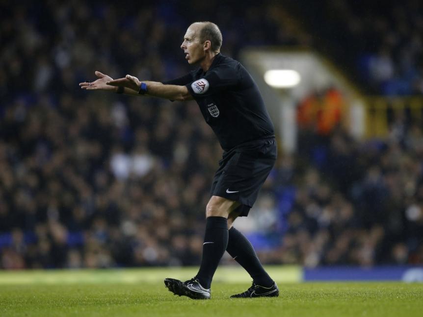Scheidsrechter Mike Dean geeft in de derde ronde van de FA Cup voordeel tijdens Tottenham Hotspur tegen Aston Villa. (08-01-2017)