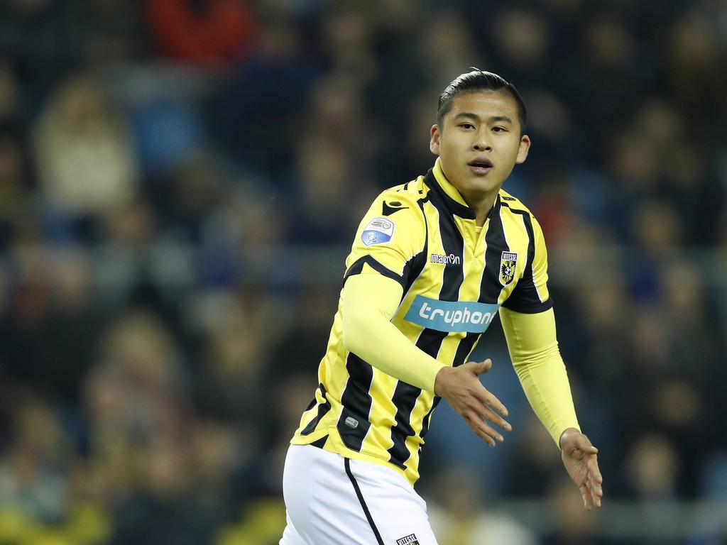 Yuning Zhang komt in beweging tijdens het competitieduel Vitesse - FC Twente (15-01-2017).