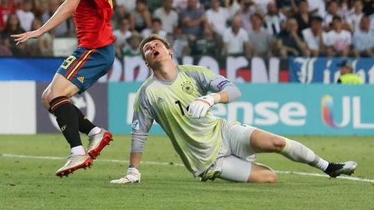 Weil Towart Alexander Nübel den Ball nicht festhält kann der Spanier Dani Olmo das Tor zum 2:0 gegen Deutschland erzielen Weil Towart Alexander Nübel den Ball nicht festhält kann der Spanier Dani Olmo das Tor zum 2:0 gegen Deutschland erzielen