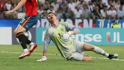 Weil Towart Alexander Nübel den Ball nicht festhält kann der Spanier Dani Olmo das Tor zum 2:0 gegen Deutschland erzielen