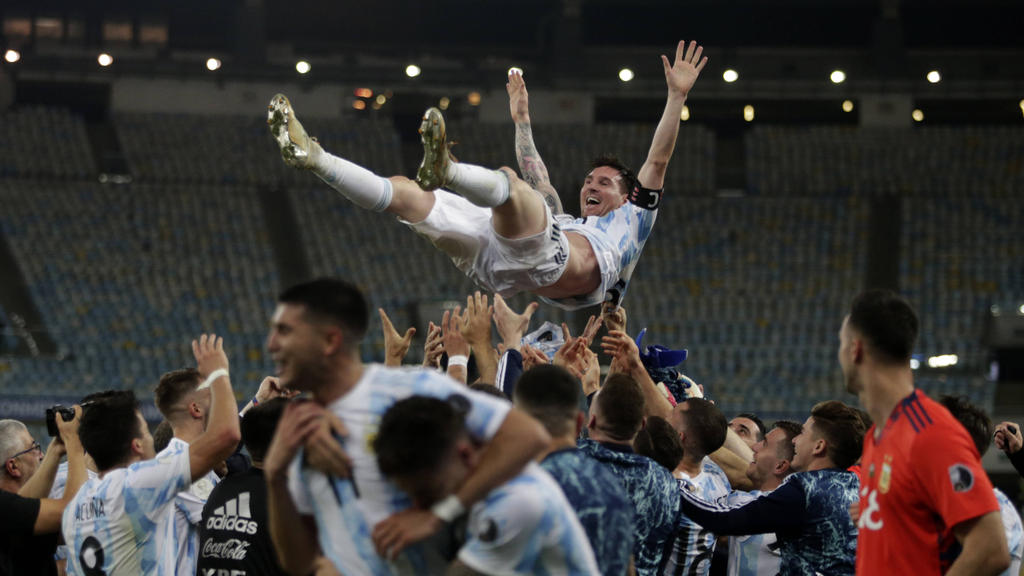 Lionel Messi wird von seinen Mannschaftskollegen hochgelebt