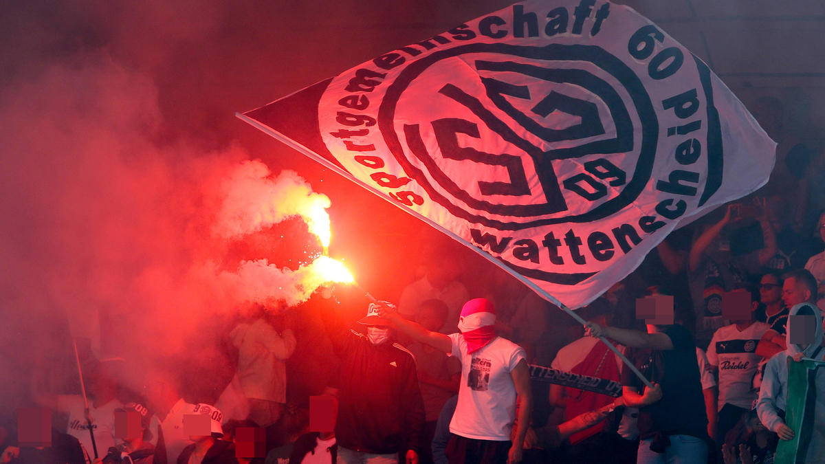 Fans der SG Wattenscheid 09 zünden Pyro-Technik