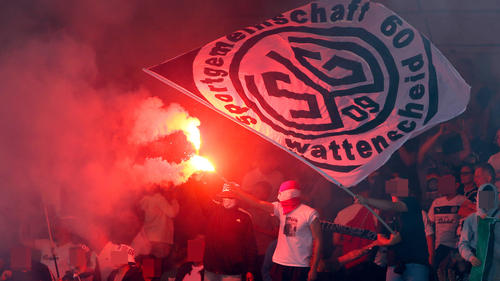 Fans der SG Wattenscheid 09 zünden Pyro-Technik