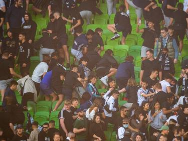Fans von Melbourne Victory stürmen das Spielfeld