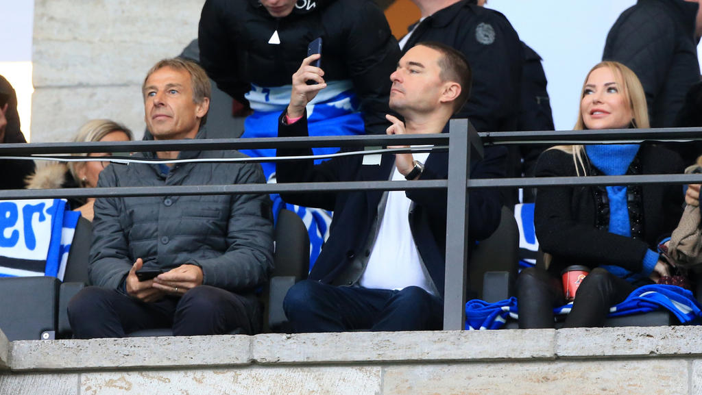 Lars Windhorst (M.) zusammen mit Jürgen Klinsmann (l.) auf der Hertha-Tribüne Lars Windhorst (M.) zusammen mit Jürgen Klinsmann (l.) auf der Hertha-Tribüne