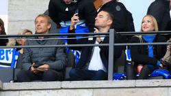 Lars Windhorst (M.) zusammen mit Jürgen Klinsmann (l.) auf der Hertha-Tribüne