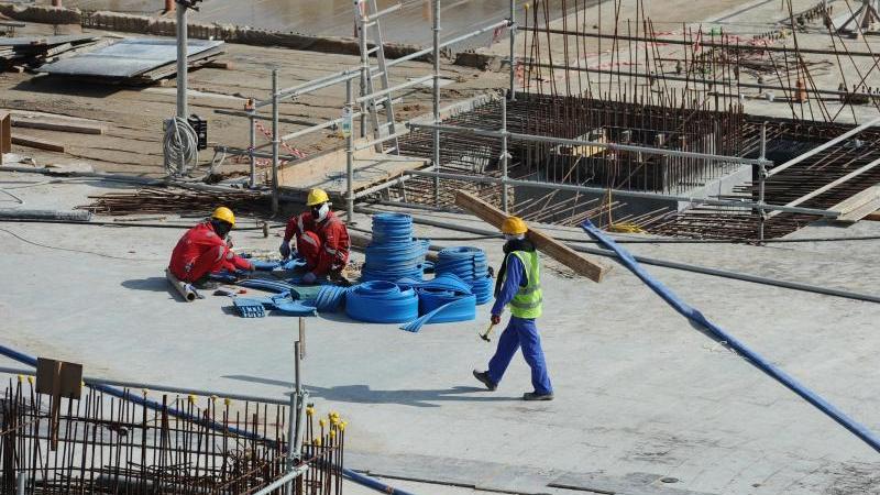 Katar wird immer wieder vorgeworfen, dass dort ausländische Arbeiter ausgebeutet werden Katar wird immer wieder vorgeworfen, dass dort ausländische Arbeiter ausgebeutet werden