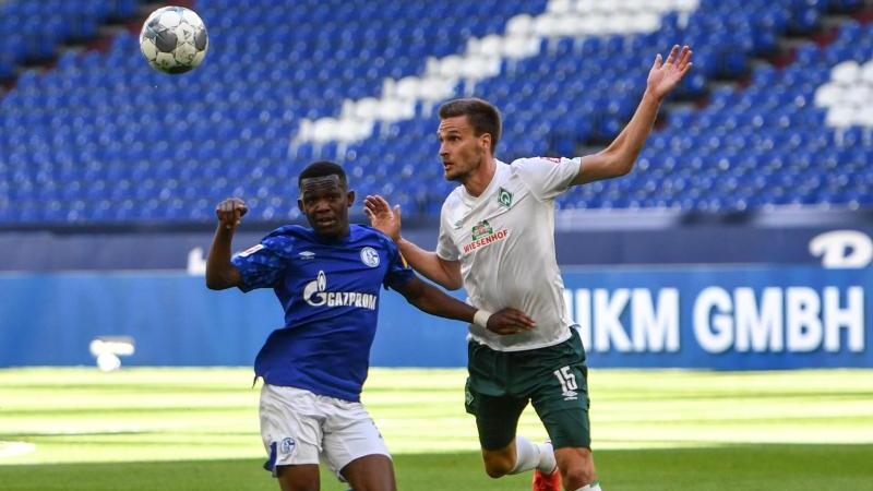 Bremens Sebastian Langkamp (r.) im Zweikampf mit Schalkes Rabbi Matondo Bremens Sebastian Langkamp (r.) im Zweikampf mit Schalkes Rabbi Matondo