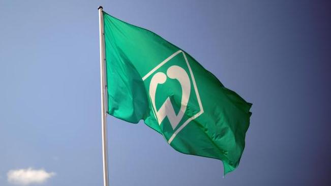 Beim SV Werder Bremen ist ein Spieler positiv auf das Coronavirus getestet worden