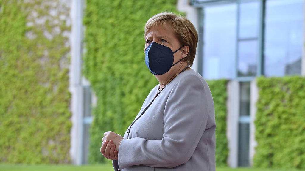 Angela Merkel warnt vor voll besetzten Stadien