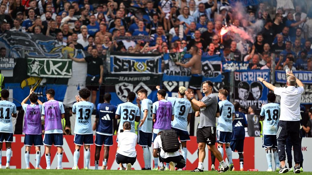 Das HSV-Team feiert mit den Fans nach dem Sieg bei Rot-Weiss Essen im DFB-Pokal Das HSV-Team feiert mit den Fans nach dem Sieg bei Rot-Weiss Essen im DFB-Pokal