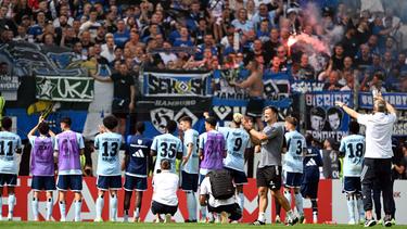 Das HSV-Team feiert mit den Fans nach dem Sieg bei Rot-Weiss Essen im DFB-Pokal