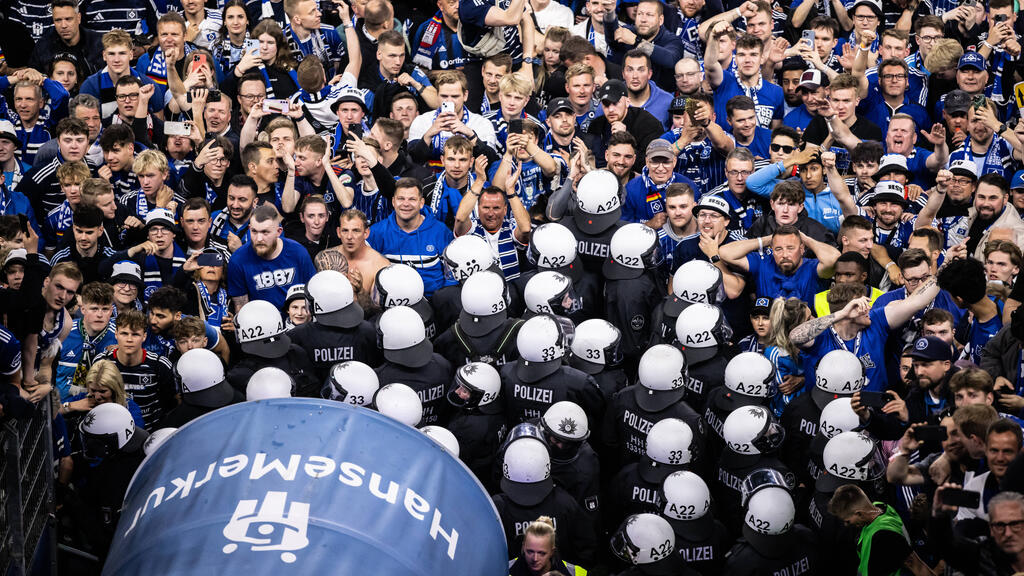 Beim HSV-Platzsturm gab es zahlreiche Verletzte Beim HSV-Platzsturm gab es zahlreiche Verletzte