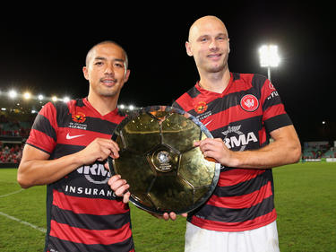 Shinji Ono (l.) samen met Dino Kresinger (r.) na de overwinning op Brisbane Roar. (12-4-2013)