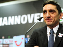 Hannovers Trainer Tayfun Korkut gibt am Samstag sein Bundesliga-Debüt