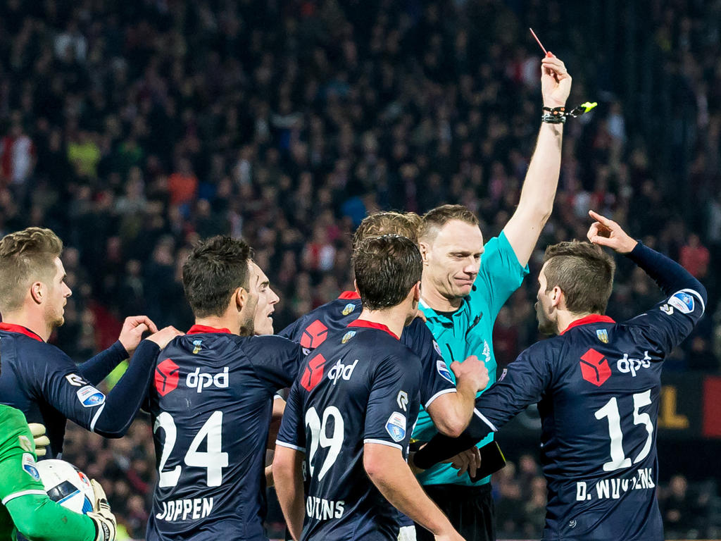 Het drama is compleet voor Willem II: Dries Wuytens veroorzaakt in de verlenging een strafschop en ontvangt voor de overtreding zijn tweede gele kaart. De Tilburgers moeten de wedstrijd tegen Feyenoord met tien man afmaken. (17-12-2015)