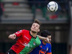 Christian Santos (l.) werpt zich voor Marko Vejinović om het kopduel uit te vechten. (20-12-2015)