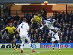 Ondanks zijn geringe postuur komt Nathan Aké (m.) het hoogste tijdens een corner. Wes Morgan (r.) springt mee voor de vorm, maar kan niet voorkomen dat de Nederlander kopt tijdens Watford - Leicester City. (05-03-2016)