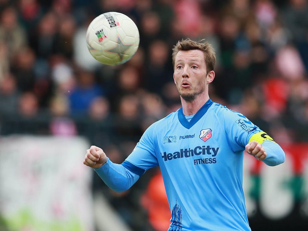 Cedric van der Gun probeert de bal te controleren tijdens NEC Nijmegen - FC Utrecht. (16-3-2014)