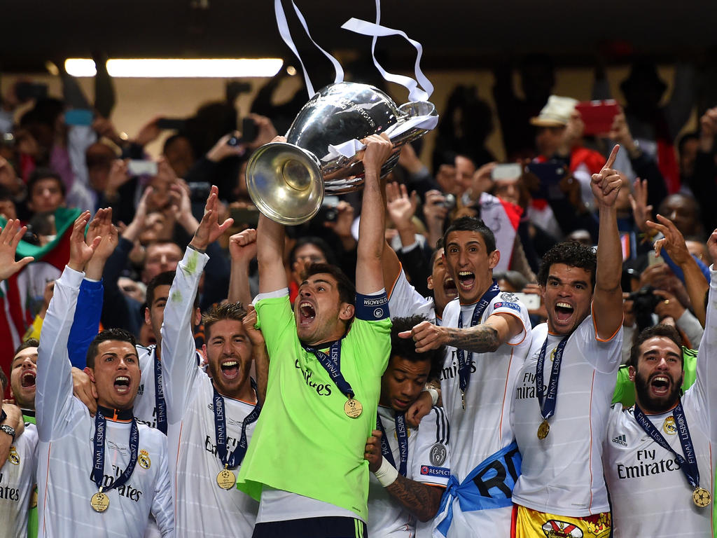 Iker Casillas tilt als aanvoerder de Champions League boven zijn hoofd. Hoofdrolspelers Cristiano Ronaldo en Sergio Ramos vieren links van hem het feestje mee, terwijl Angel Di Maria en Pepe ook juichen. (24-5-2014)