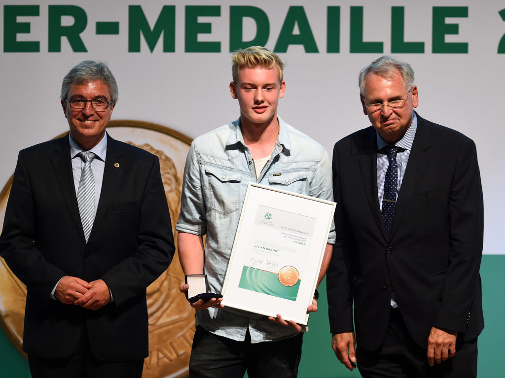 Bayer Leverkusens Julian Brandt (M.) ist stolz auf seine Auszeichnung