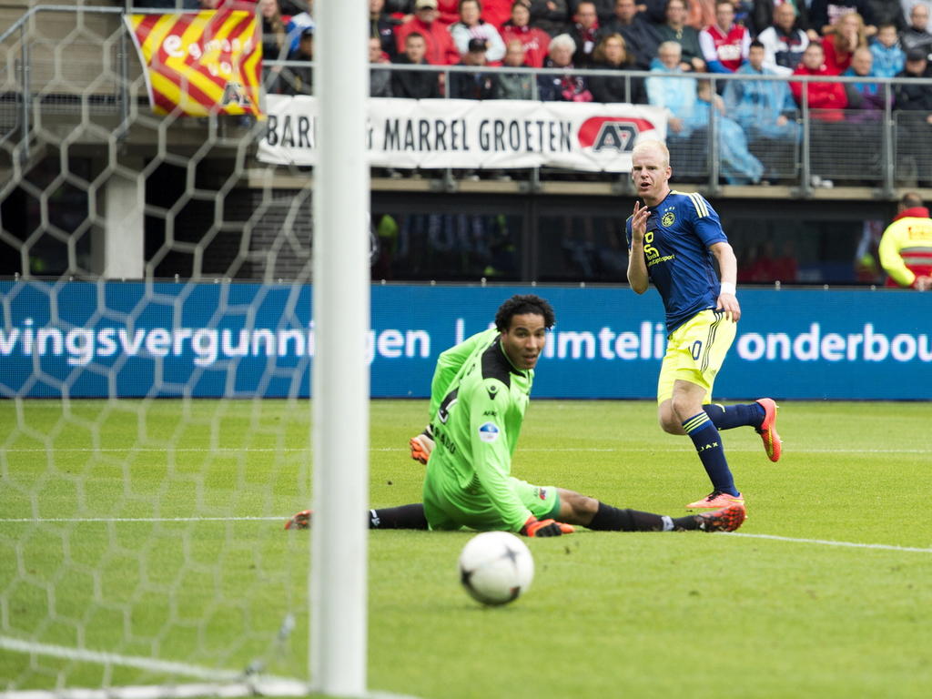 Davy Klaassen (r.) verschalkt Esteban (l.) en zet Ajax op voorsprong tijdens AZ Alkmaar - Ajax. (17-8-2014)