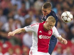 Kolbeinn Sigþórsson (onder) verliest een kopduel van Marco Verratti in de Champions League. (17-09-2014)