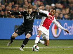 Guus Hupperts (l.) en Ricardo van Rhijn (r.) vechten een duel uit tijdens het competitieduel Ajax - AZ Alkmaar. (05-02-2015)