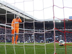 Tim Krul mag de bal oprapen nadat hij in de wedstrijd Sunderland - Newcastle United is verschalkt door een afstandsschot van Jermaine Defoe (niet op de foto). (05-04-2015)