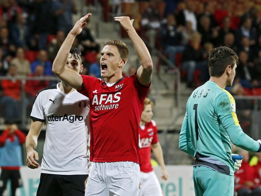 Markus Henriksen pept het publiek in Alkmaar op tijdens de Europese wedstrijd tegen Astra Giurgiu. AZ heeft één doelpunt nodig om zich te plaatsen voor de Europa League. (27-08-2015)