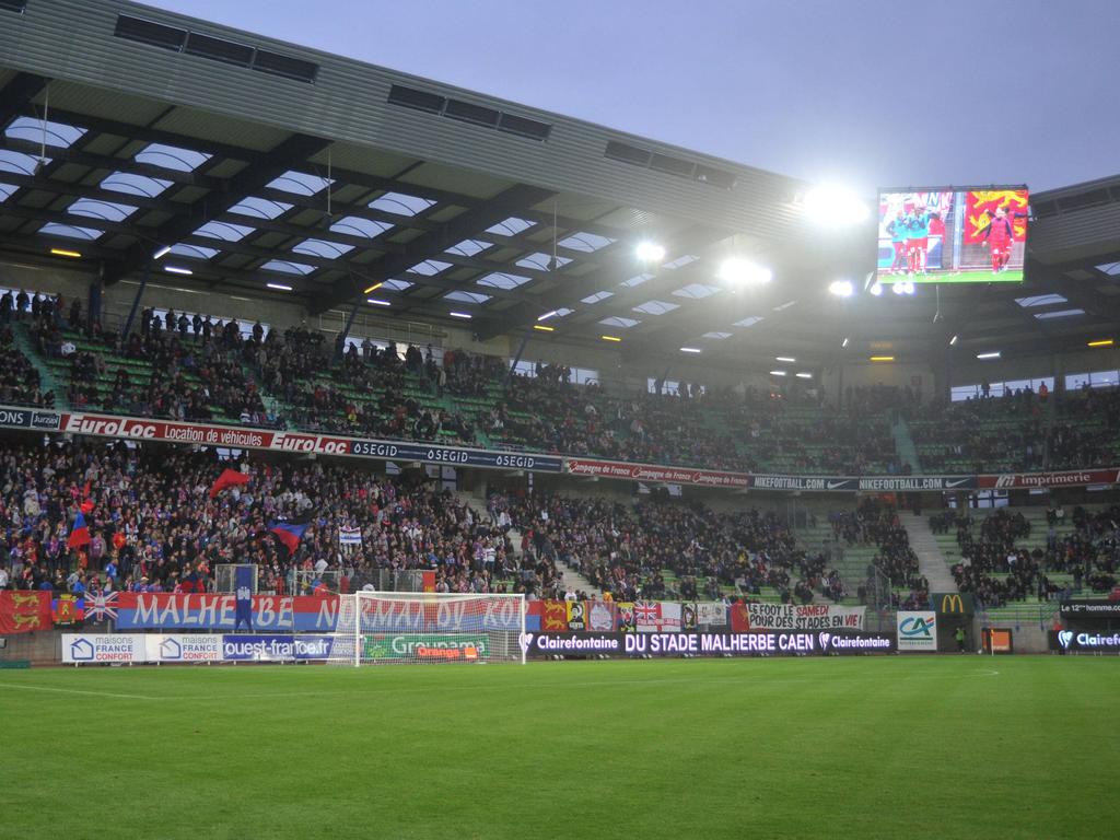 El estadio del Caen volvió a mostrar su apoyo al equipo. (Foto: Imago)