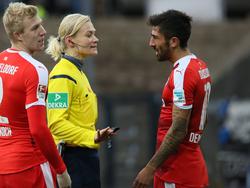 Kerem Demirbay von Fortuna Düsseldorf (r.) liefert sich während des Spiels beim FSV Frankfurt ein Wortgefecht mit Schiedsrichterin Bibiana Steinhaus. (29.11.2015)