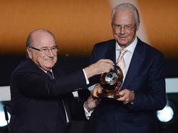 Gegen Beckenbauer (r.) wird wegen Verdachts auf Untreue und Geldwäsche ermittelt