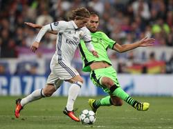 Bas Dost (r.) probeert Luka Modrić (l.) de bal af te pakken tijdens het Champions League-duel Real Madrid - Sporting CP (14-09-2016).
