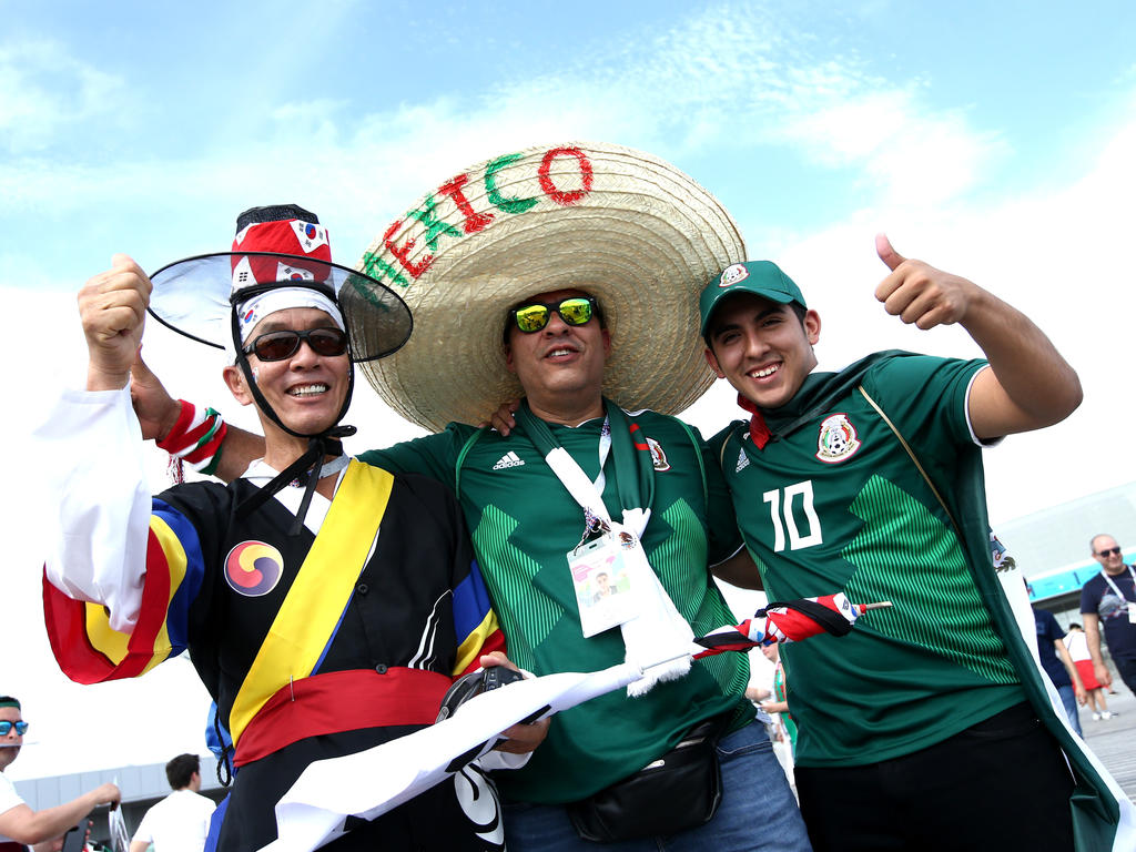 Mexikanische Fans haben eine Pappfigur eines Freundes mitgebracht