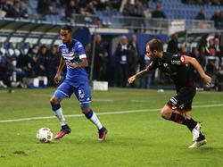 Jerson Cabral (l.) zoekt zijn directe tegenstander op tijdens het competitieduel SC Bastia - Dijon FCO (29-10-2016).