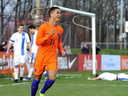Justin Kluivert kan onverwachts lachen in de slotfase van de interland Nederland u19 - Finland u19. Een voorzet van de Ajacied wordt tot eigen doelpunt verwerkt. (23-03-2017)