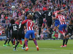 Saúl hace el 1-0 de cabeza ante la afición del Calderón. (Foto: Imago)