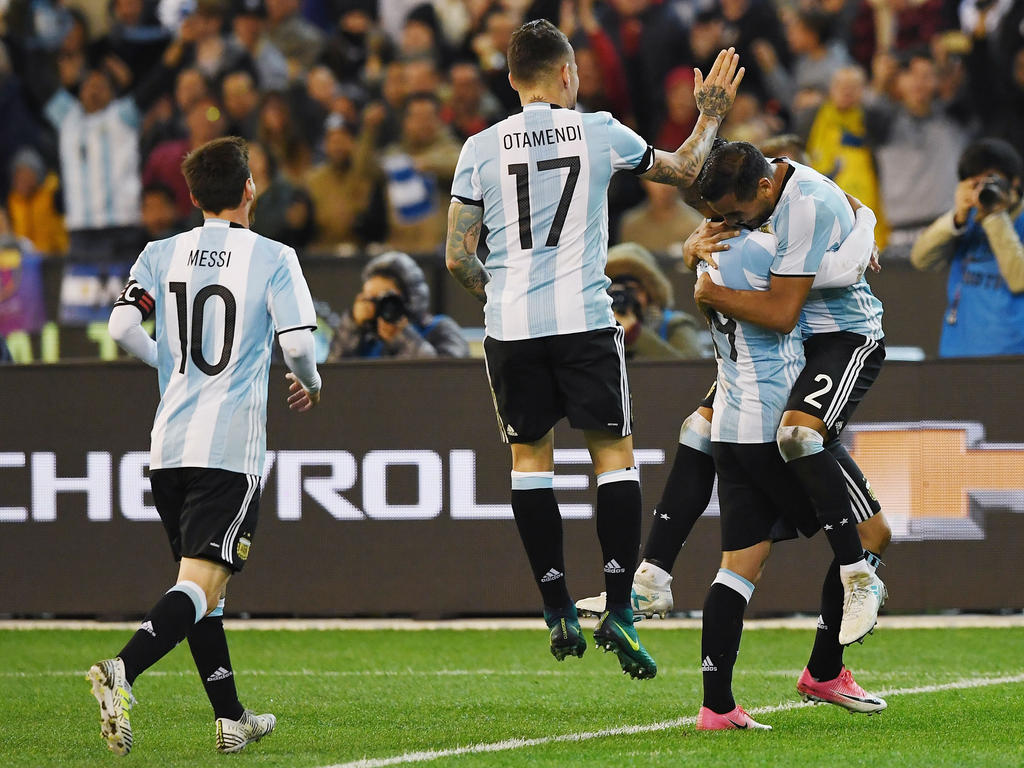 Messi, Otamendi e Higuaín festejando con Mercado el gol ante Brasil (Foto: Getty)