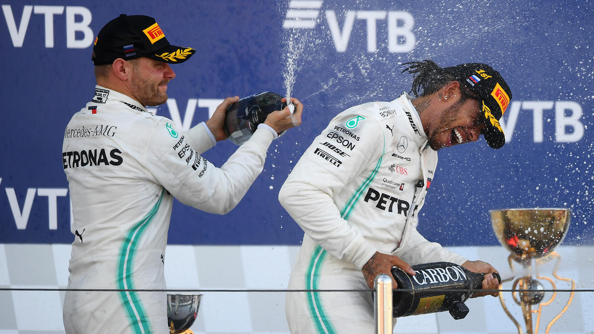 Das Mercedes-Duo eilt der Konkurrenz davon Das Mercedes-Duo eilt der Konkurrenz davon