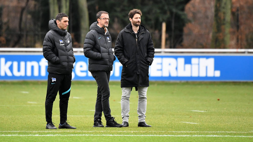 Hertha BSC um Manager Fredi Bobic (m.) steht mal wieder ein Umbruch bevor