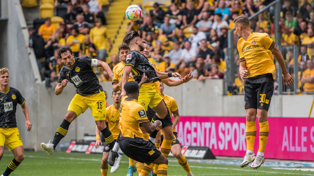 Mats Hummels (2.v.l.) traf per Kopf für den BVB